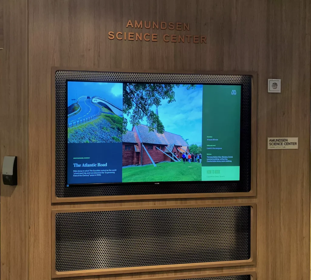 en skjerm som viser velkommen til amundsen science center på hurtigruta