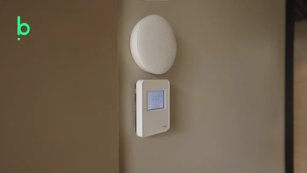 bilde av en sensorløsning og et veggfestet panel under som viser data om luftkvalitet
