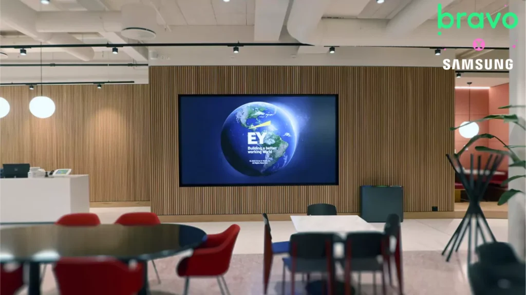 lobbyen til EY på stortorvet 7, der en står samsung led skjerm er i sentrum. på LED-skjermer ser du en klode og EY's logo