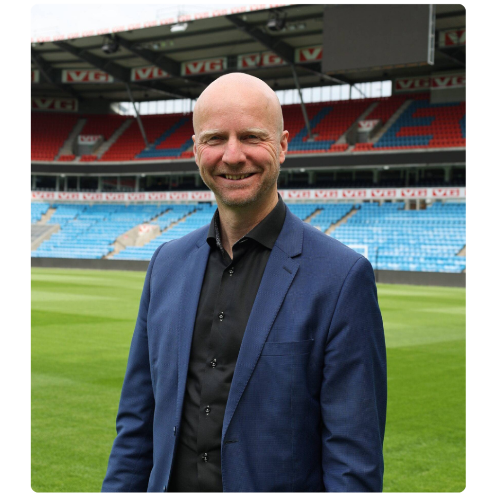 Portrettbilde av Carl Bernhard Svenke med Ullevaal Stadion i bakgrunnen. Ullevaal Meet.